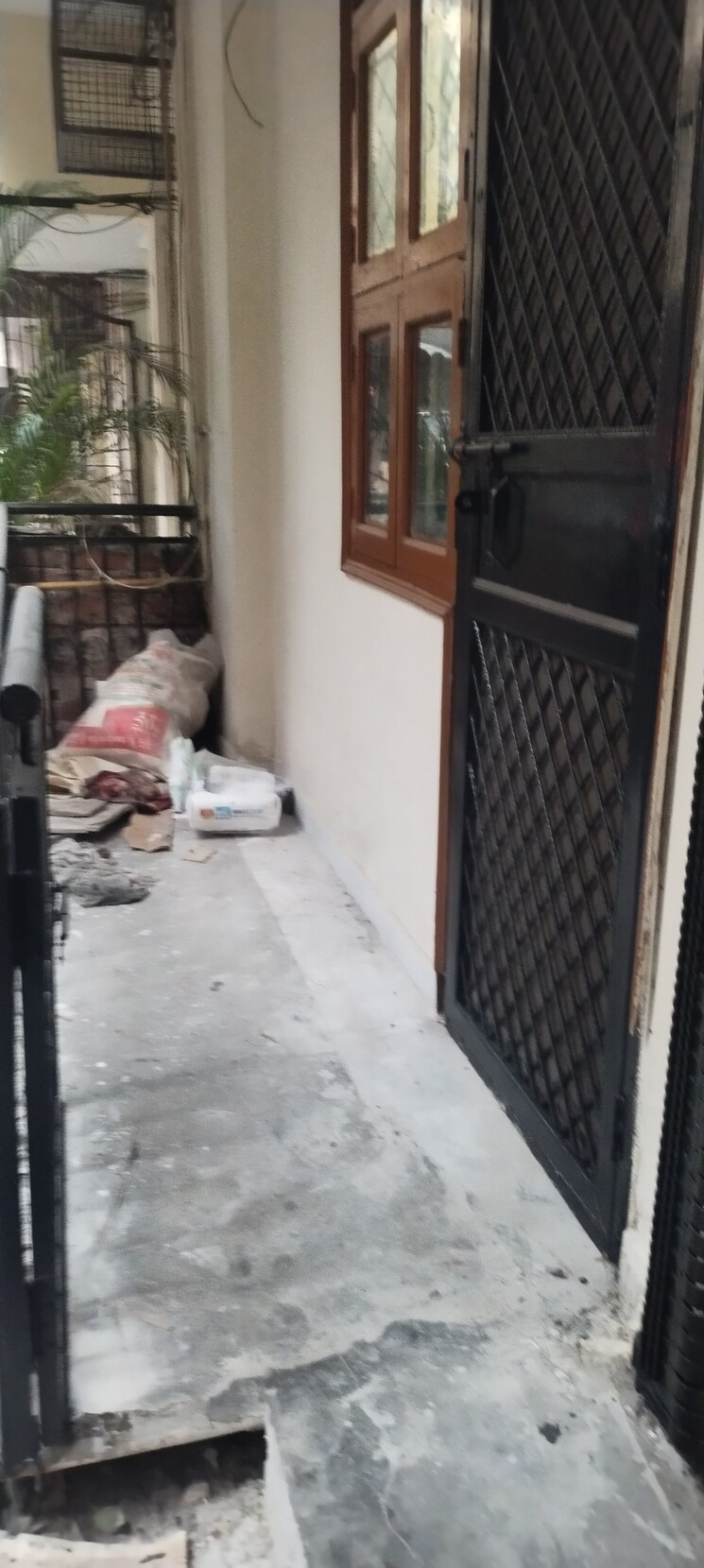 Balcony, mayur vihar phase 1 2.5 Bedroom 750 Sq.Ft. Builder Floor In Mayur Vihar Phase 1 Delhi 9632641