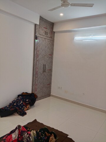 Room in 2.5 BHK Apartment at RWA Apartments Sector 27, Sector 27 – for Rent