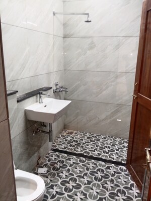 Bathroom in 2.5 BHK Apartment at RWA Apartments Sector 27, Sector 27 – for Rent