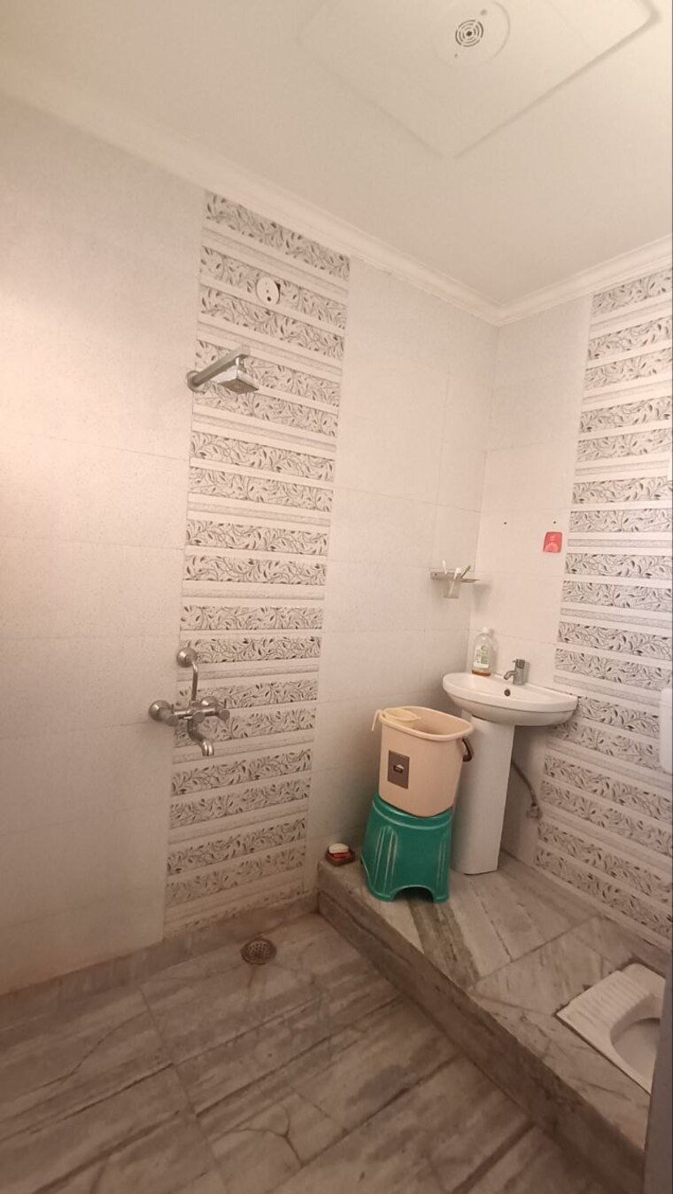 Bathroom, sainik colony 4 Bedroom 2250 Sq.Ft. Builder Floor In Sainik Colony Faridabad 9632775
