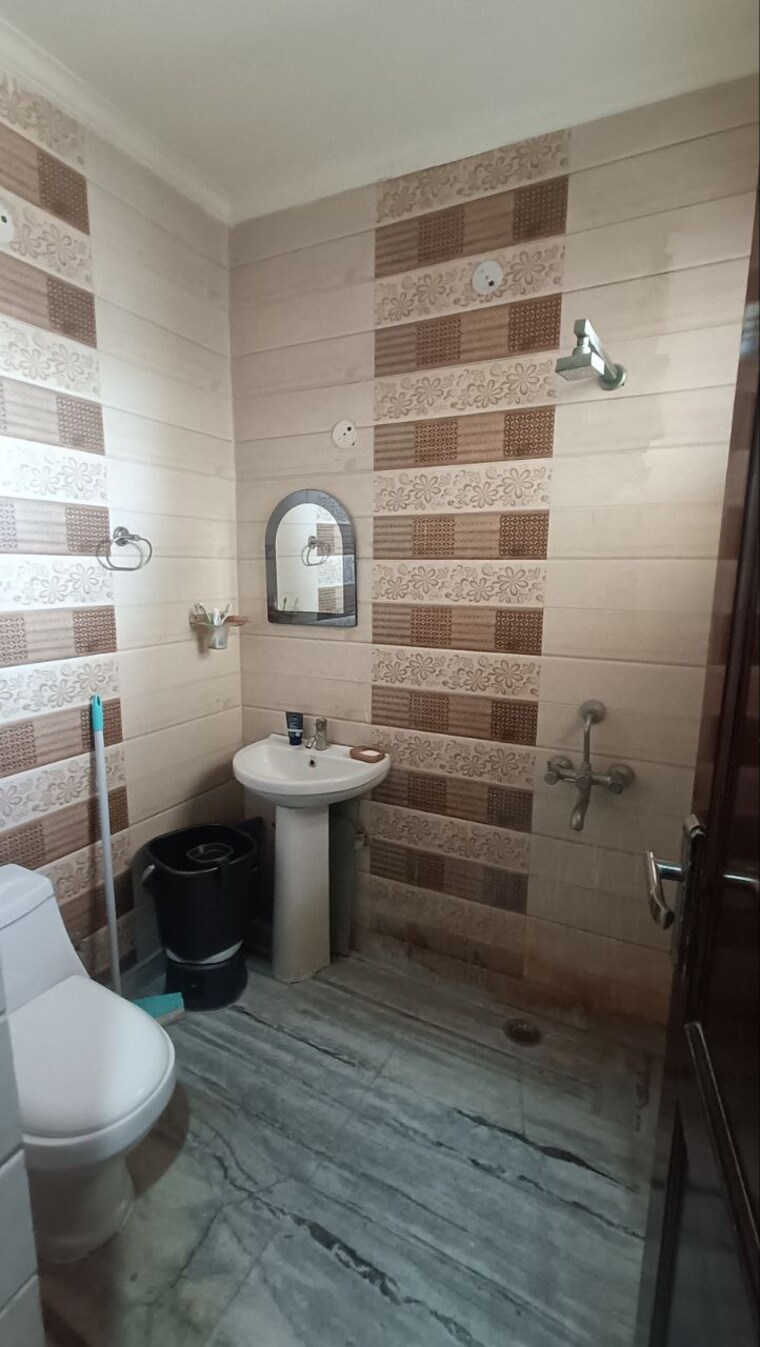 Bathroom, sainik colony 4 Bedroom 2250 Sq.Ft. Builder Floor In Sainik Colony Faridabad 9632775