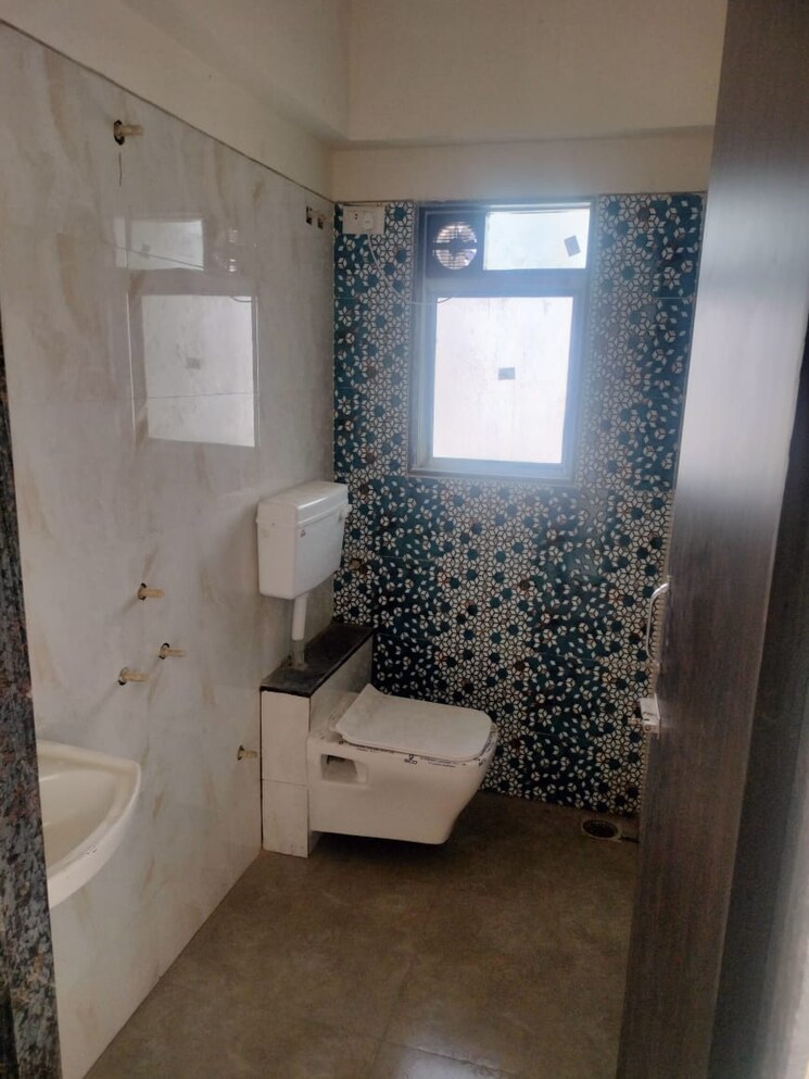 Bathroom, bandukwala-building 1 Bedroom 435 Sq.Ft. Apartment In Kumbharwada Mumbai 9632800