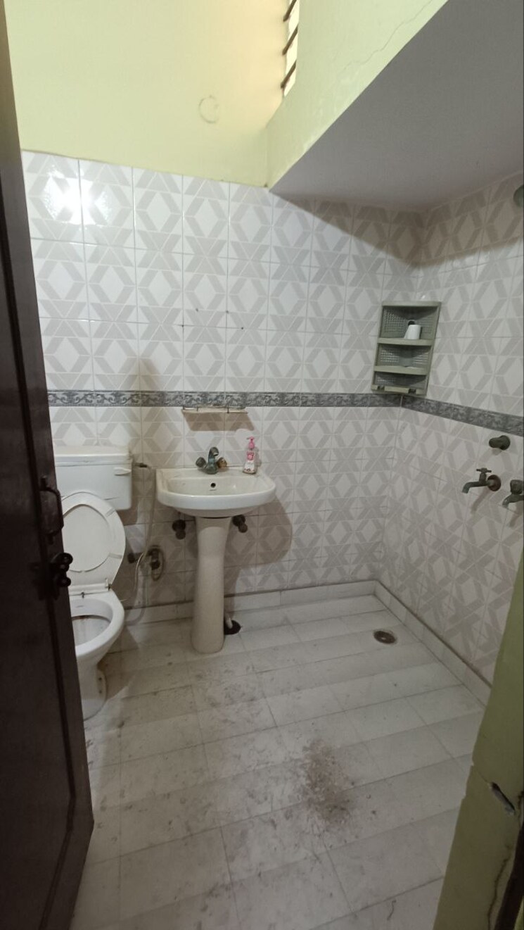 Bathroom, sainik colony 4 Bedroom 2250 Sq.Ft. Independent House In Sainik Colony Faridabad 9632826