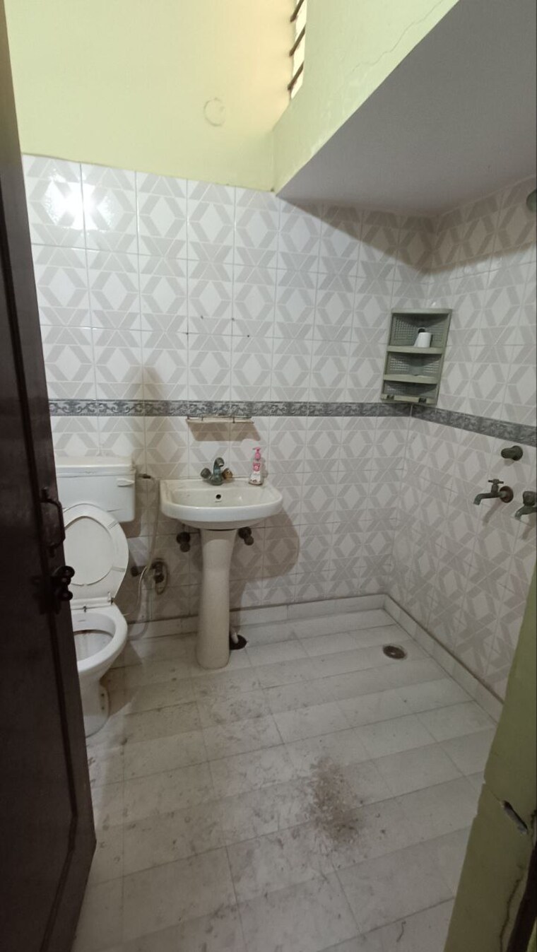 Bathroom, sainik colony 4 Bedroom 2250 Sq.Ft. Independent House In Sainik Colony Faridabad 9632826