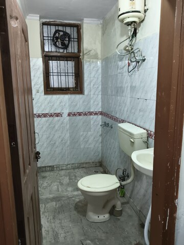 Bathroom in 1 RK Builder Floor at Dlf City Phase 3 – for Rent
