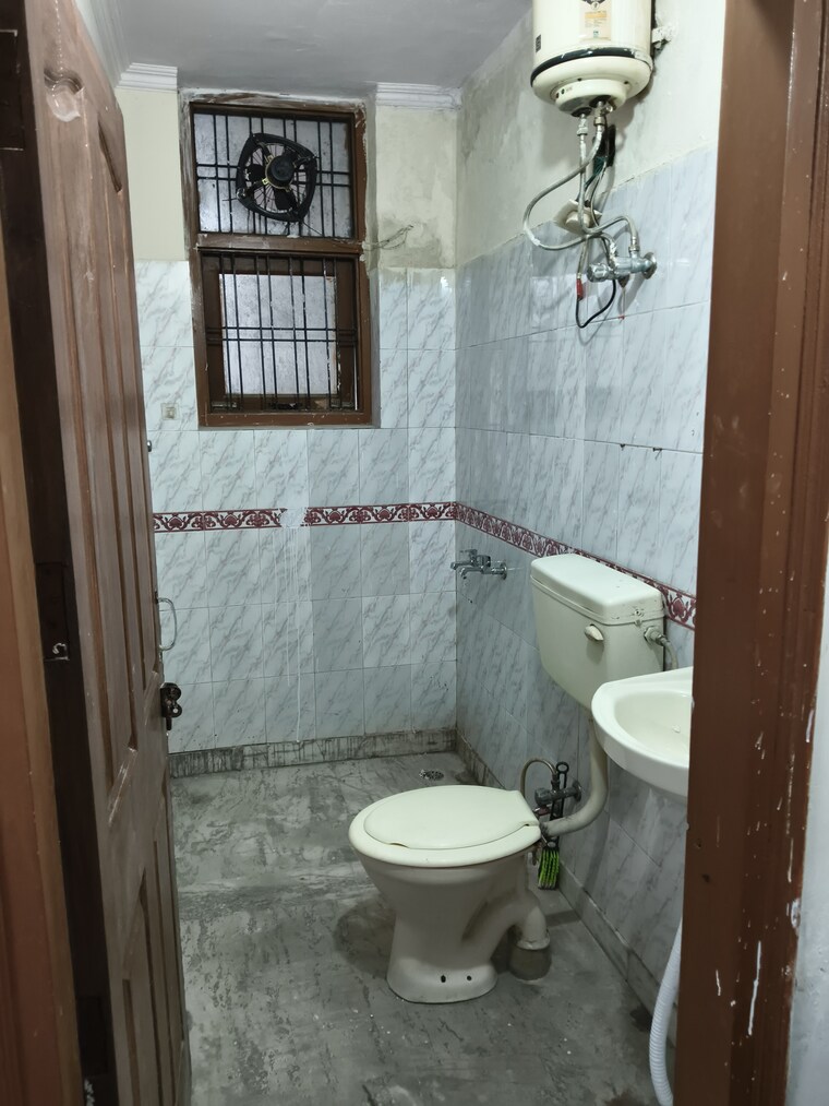 Bathroom, dlf city phase 3 1 RK 200 Sq.Ft. Builder Floor In Dlf City Phase 3 Gurgaon 9632851
