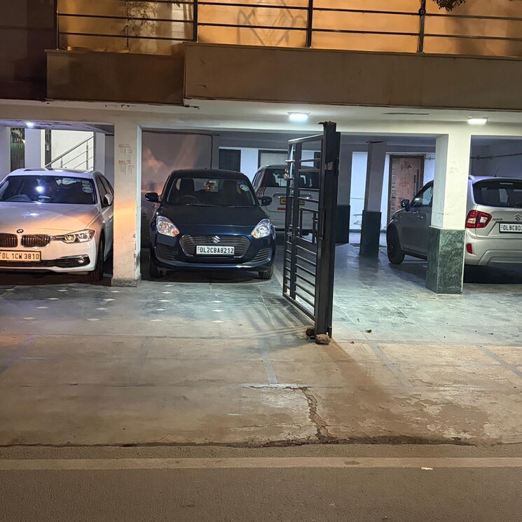  Parking, kailash colony 4 Bedroom 5500 Sq.Ft. Builder Floor In Kailash Colony Delhi 9632853