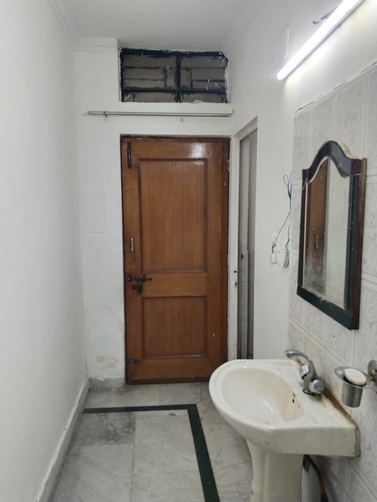 Bathroom, janakpuri 2 Bedroom 900 Sq.Ft. Builder Floor In Janakpuri Delhi 9632930