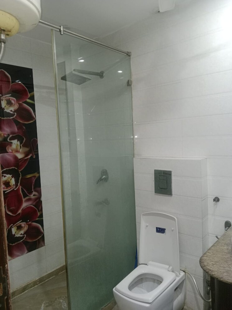 Bathroom, janakpuri 3 Bedroom 1800 Sq.Ft. Builder Floor In Janakpuri Delhi 9632994
