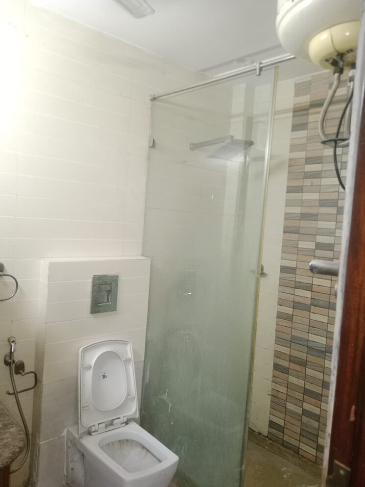 Bathroom, janakpuri 3 Bedroom 1800 Sq.Ft. Builder Floor In Janakpuri Delhi 9632994