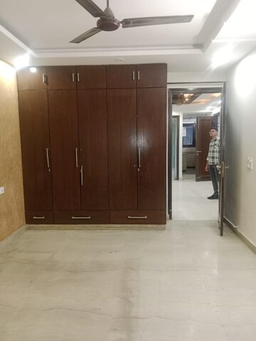 Room in 3 BHK Builder Floor at Janakpuri – for Rent