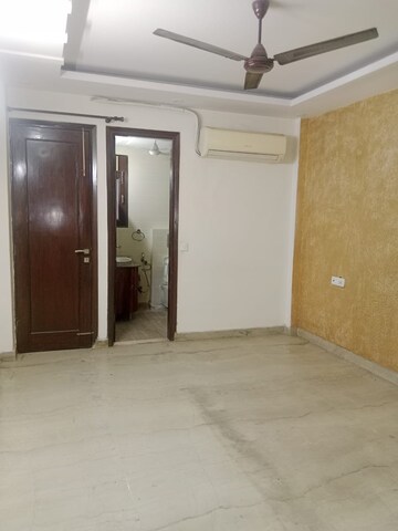 Room in 3 BHK Builder Floor at Janakpuri – for Rent