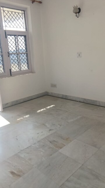 Room in 3 BHK Apartment at Jeevan Tara Apartment, Sector 43 – for Rent