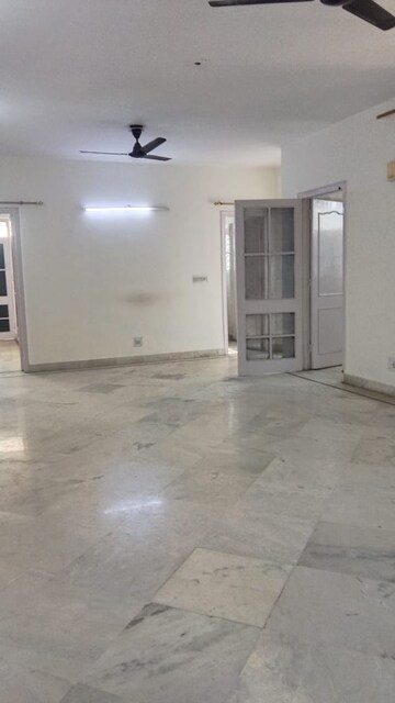 Room in 3 BHK Apartment at Jeevan Tara Apartment, Sector 43 – for Rent