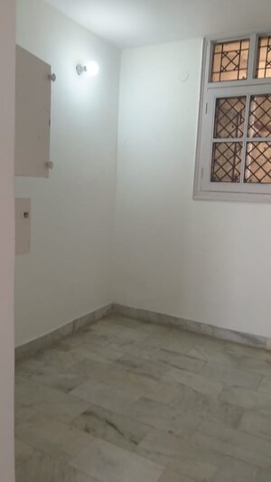 Room in 3 BHK Apartment at Jeevan Tara Apartment, Sector 43 – for Rent