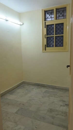 Room in 3 BHK Apartment at Jeevan Tara Apartment, Sector 43 – for Rent