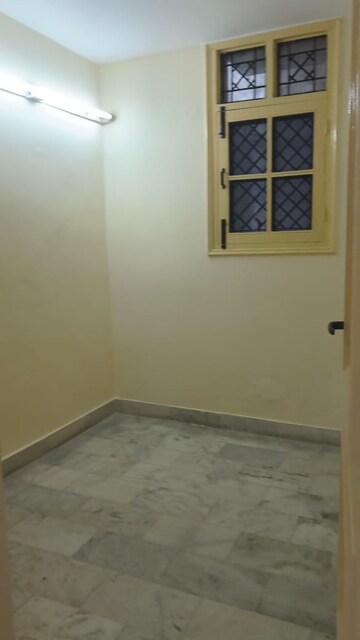 Room in 3 BHK Apartment at Jeevan Tara Apartment, Sector 43 – for Rent