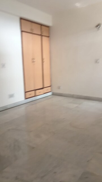 Room in 3 BHK Apartment at Jeevan Tara Apartment, Sector 43 – for Rent