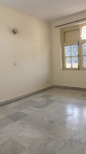 Room in 3 BHK Apartment at Jeevan Tara Apartment, Sector 43 – for Rent