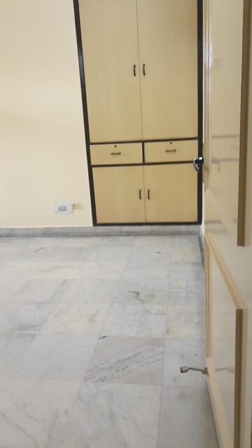 Room in 3 BHK Apartment at Jeevan Tara Apartment, Sector 43 – for Rent