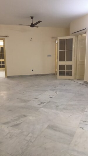 Room in 3 BHK Apartment at Jeevan Tara Apartment, Sector 43 – for Rent