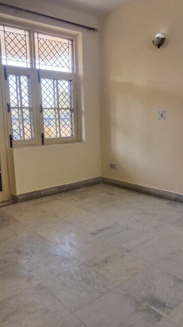 Room in 3 BHK Apartment at Jeevan Tara Apartment, Sector 43 – for Rent