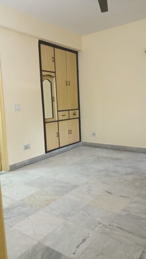 Room in 3 BHK Apartment at Jeevan Tara Apartment, Sector 43 – for Rent