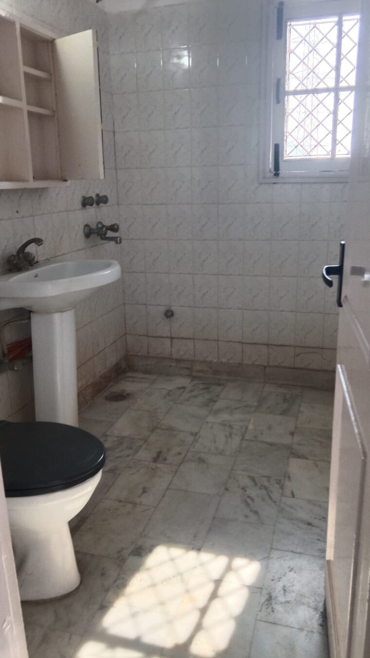 Bathroom, jeevan-tara-apartment 3 Bedroom 1850 Sq.Ft. Apartment In Sector 43 Gurgaon 9633063
