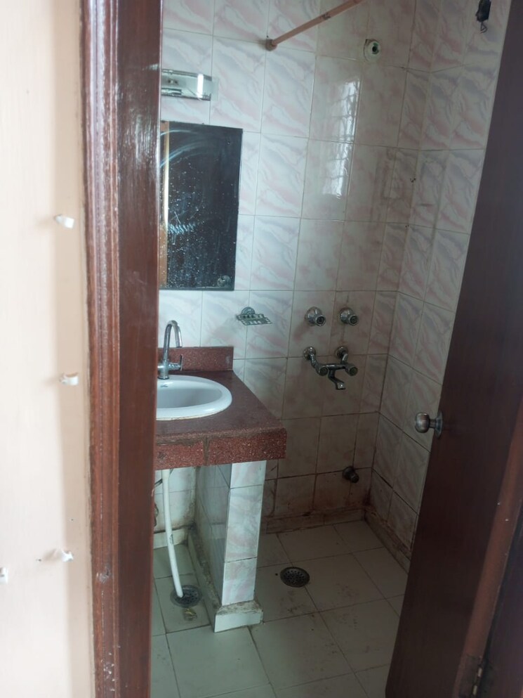 Bathroom, dwarka 3 Bedroom 1300 Sq.Ft. Apartment In Dwarka Delhi 9633140