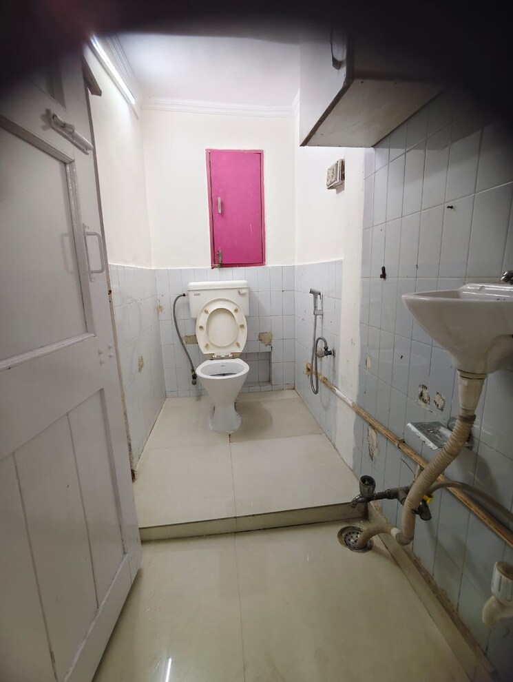 Attached Bathroom, dwarka 2 Bedroom 1000 Sq.Ft. Apartment In Dwarka Delhi 9633314