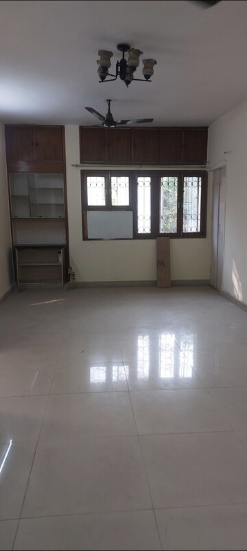 Room in 2 BHK Apartment at Sarita Vihar Pocket-G RWA, Sarita Vihar – for Rent