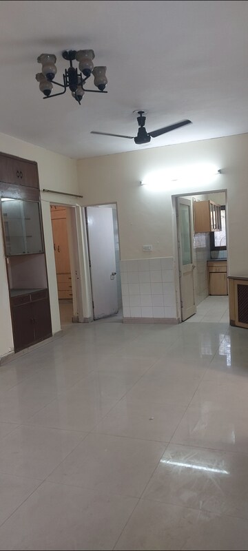 Room in 2 BHK Apartment at Sarita Vihar Pocket-G RWA, Sarita Vihar – for Rent