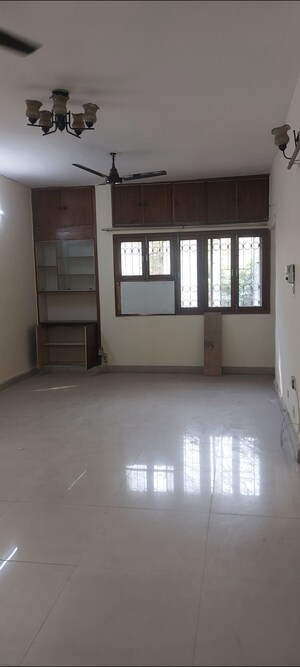 Room in 2 BHK Apartment at Sarita Vihar Pocket-G RWA, Sarita Vihar – for Rent