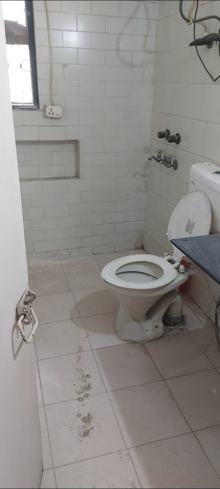 Bathroom, sarita-vihar-pocket-g-rwa 2 Bedroom 1000 Sq.Ft. Apartment In Sarita Vihar Delhi 9633409