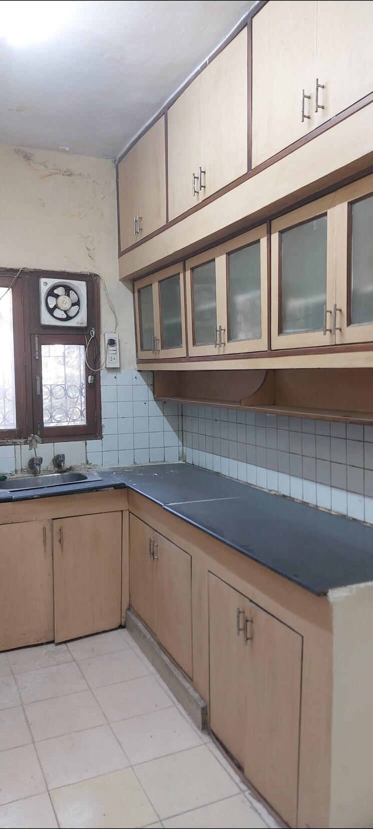 Kitchen, sarita-vihar-pocket-g-rwa 2 Bedroom 1000 Sq.Ft. Apartment In Sarita Vihar Delhi 9633409