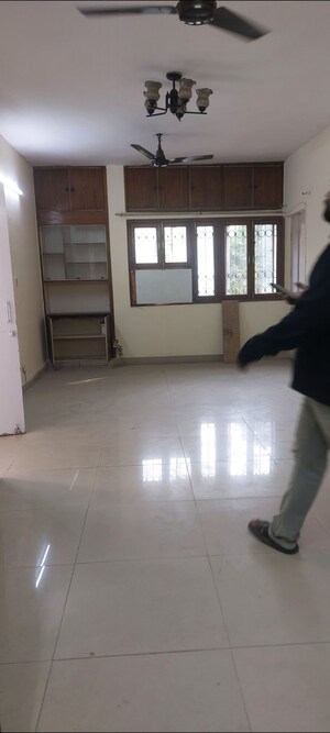 Room in 2 BHK Apartment at Sarita Vihar Pocket-G RWA, Sarita Vihar – for Rent