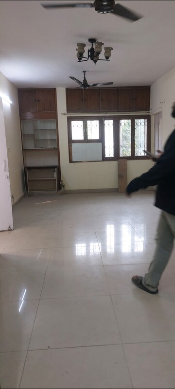 Room in 2 BHK Apartment at Sarita Vihar Pocket-G RWA, Sarita Vihar – for Rent