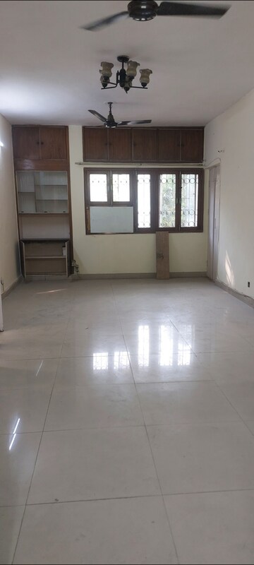 Room in 2 BHK Apartment at Sarita Vihar Pocket-G RWA, Sarita Vihar – for Rent