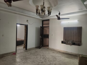 Building Lobby in 3 BHK Builder Floor at Ashoka Enclave 3, Sector 35 – for Rent