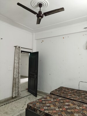 Room in 3 BHK Builder Floor at Ashoka Enclave 3, Sector 35 – for Rent