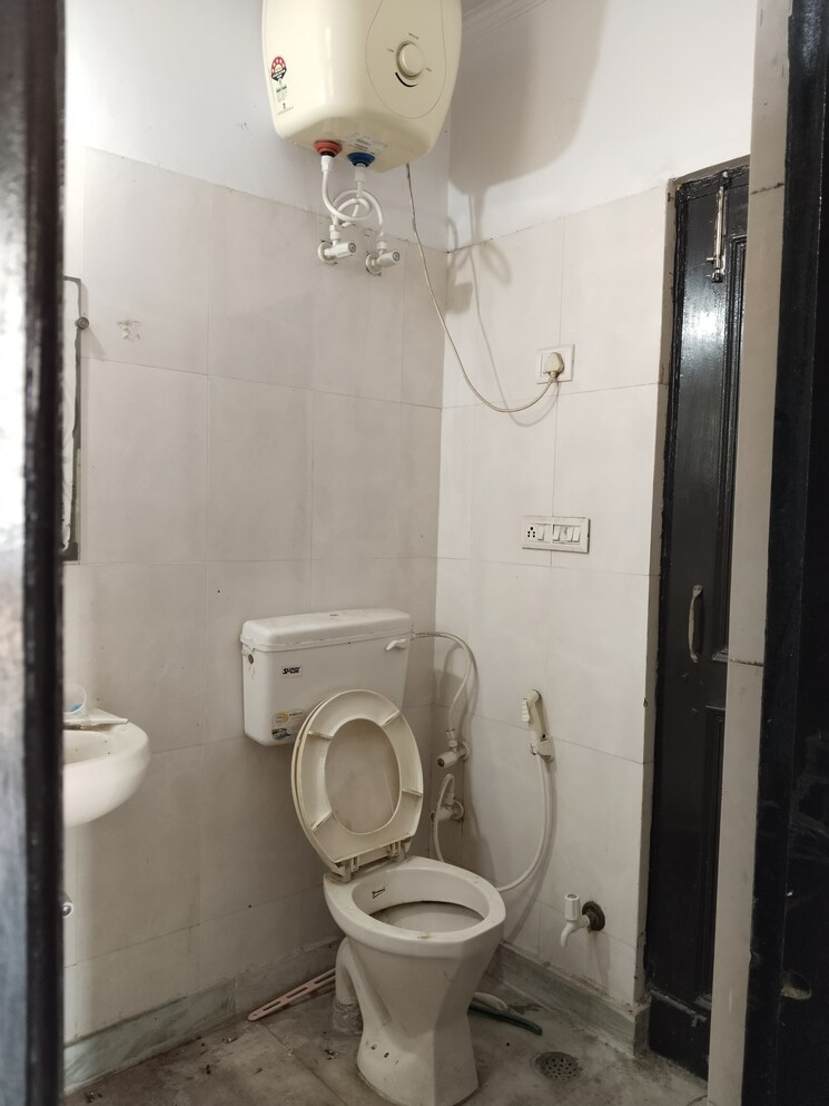 Bathroom, ashoka-enclave-3 3 Bedroom 1800 Sq.Ft. Builder Floor In Sector 35 Faridabad 9633757