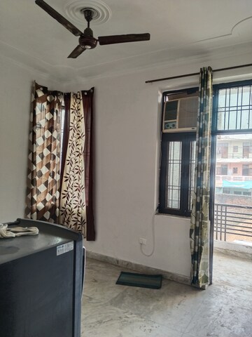 Room in 3 BHK Builder Floor at Ashoka Enclave 3, Sector 35 – for Rent