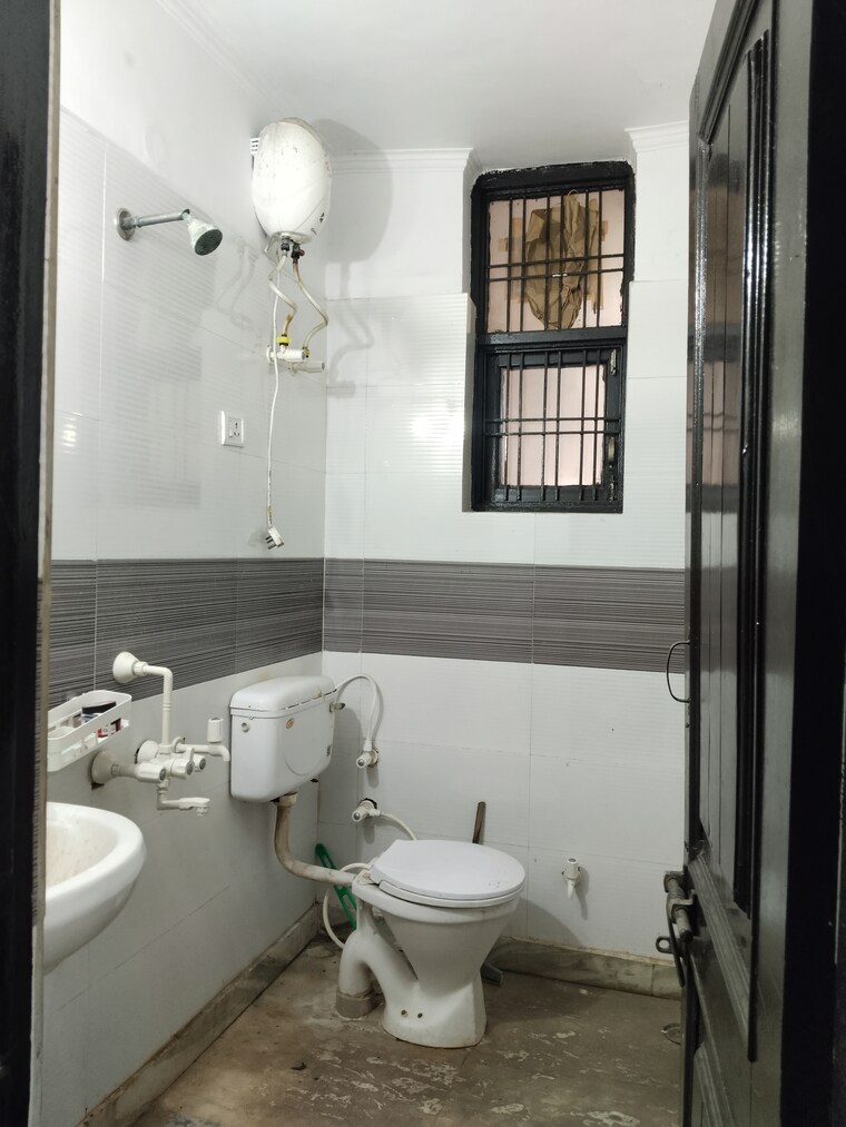Bathroom, ashoka-enclave-3 3 Bedroom 1800 Sq.Ft. Builder Floor In Sector 35 Faridabad 9633757