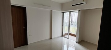 Room in 2 BHK Apartment at Lodha Amara, Kolshet Road – for Rent