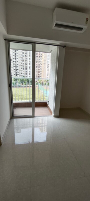 Room in 2 BHK Apartment at Lodha Amara, Kolshet Road – for Rent