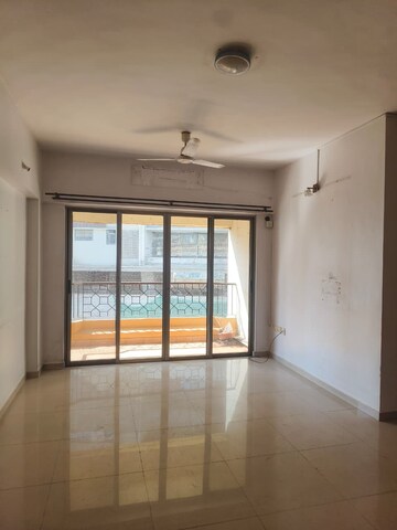 Room in 2 BHK Apartment at Bredco Viceroy Court, Kandivali East – for Rent