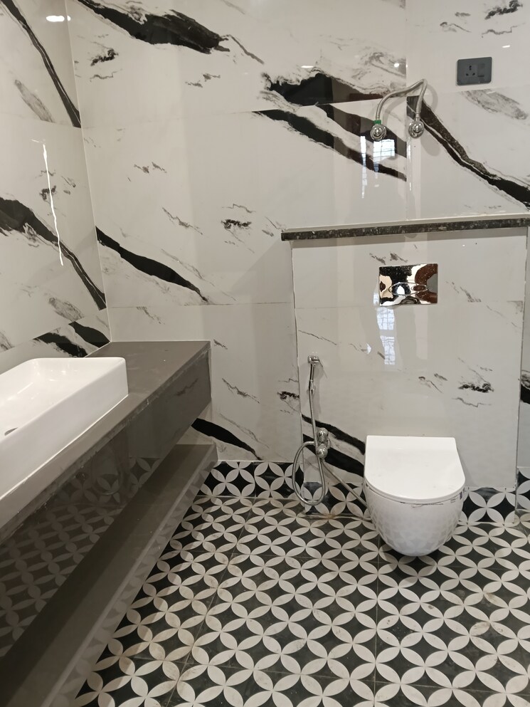 Bathroom, rajendra nagar sector 2 6 Bedroom 550 Sq.Yd. Builder Floor In Rajendra Nagar Sector 2 Ghaziabad 9634556