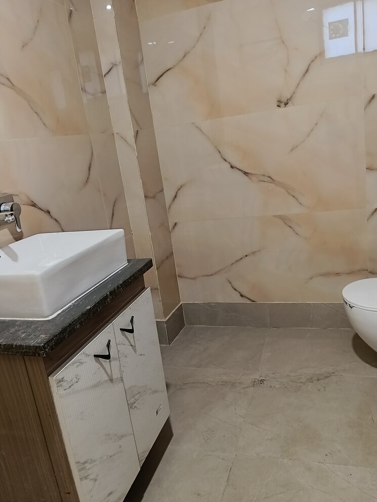 Bathroom, rajendra nagar sector 2 6 Bedroom 550 Sq.Yd. Builder Floor In Rajendra Nagar Sector 2 Ghaziabad 9634556