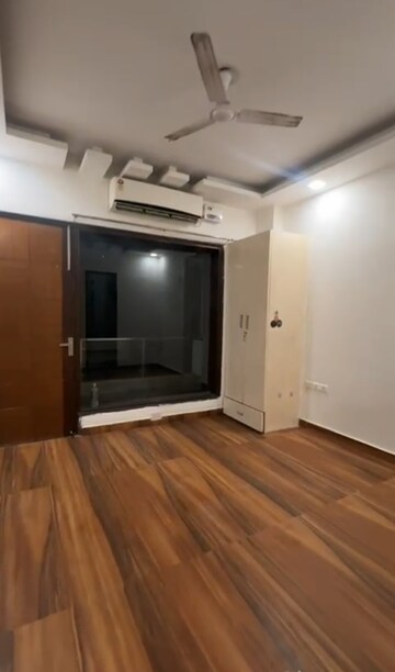 Room in 4 BHK Apartment at Uppal Southend, Sector 49 – for Rent