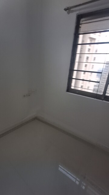 Room in 3 BHK Apartment at Bredco New Viceroy Park , Kandivali East – for Rent